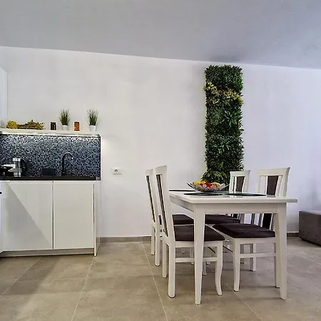 Azura - Where The Sea Meets The Serenity Of Apartment